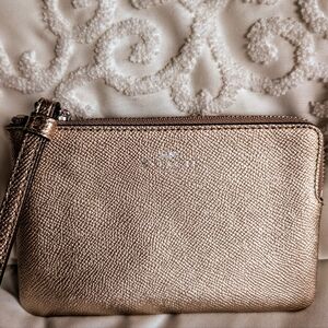 COACH Corner Zip Wristlet Metallic crossgrain leather RARE color- Rose Gold